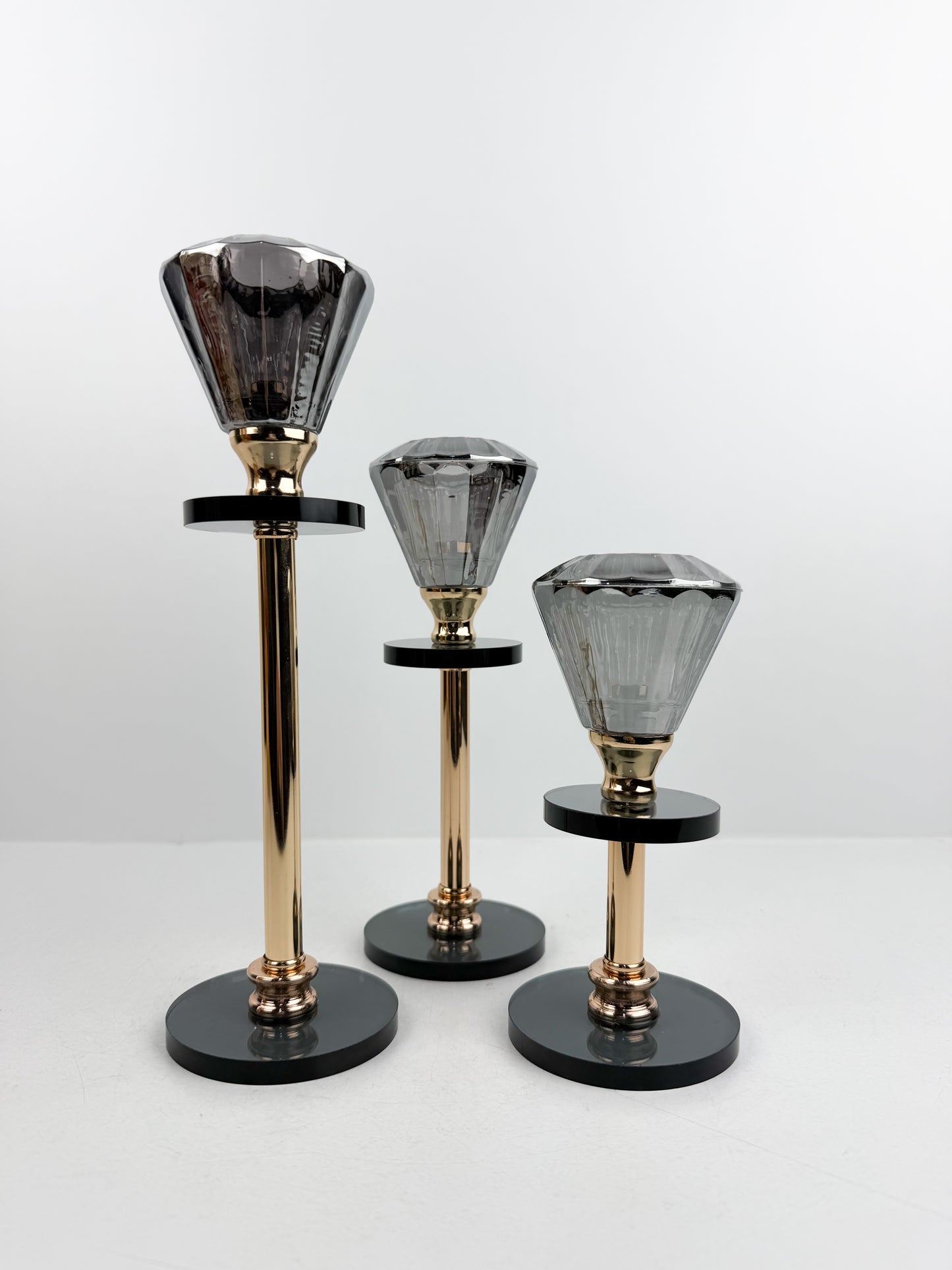 Ensemble de trois bougeoirs décoratifs en cristal  gris
