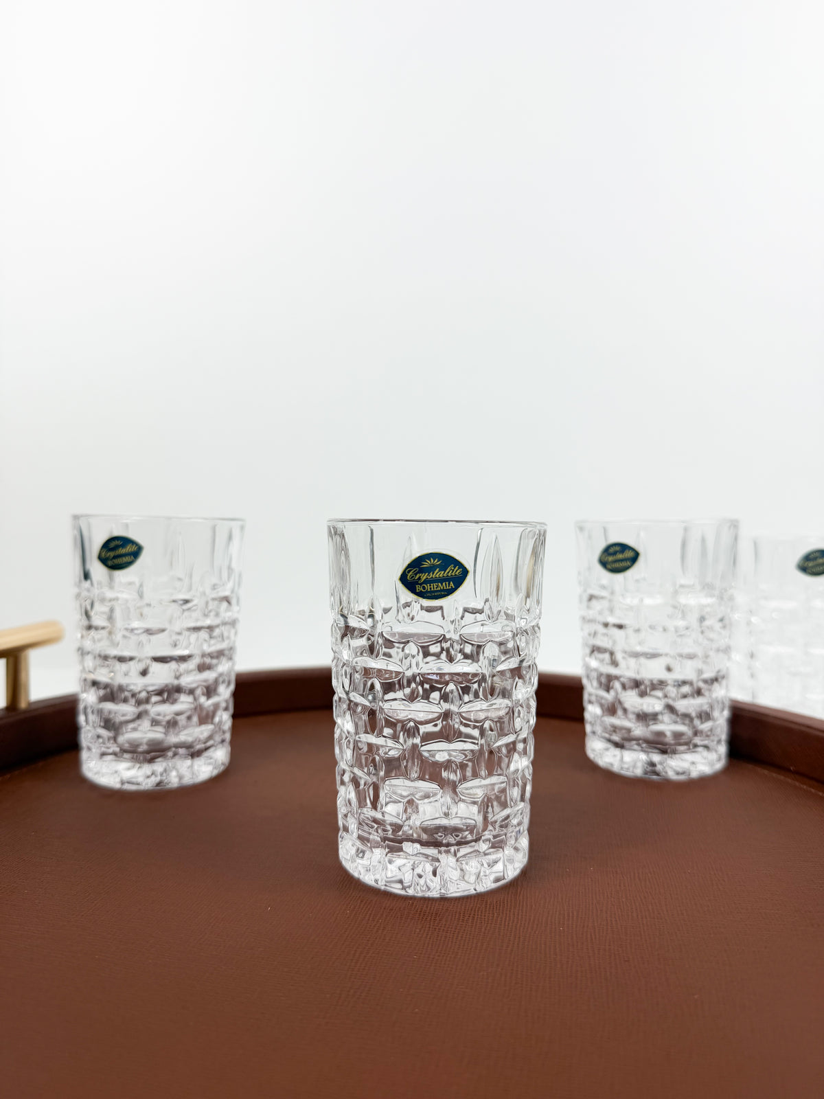 Service de six verres à thé transparents en cristal ciselé à motifs géométriques en relief.