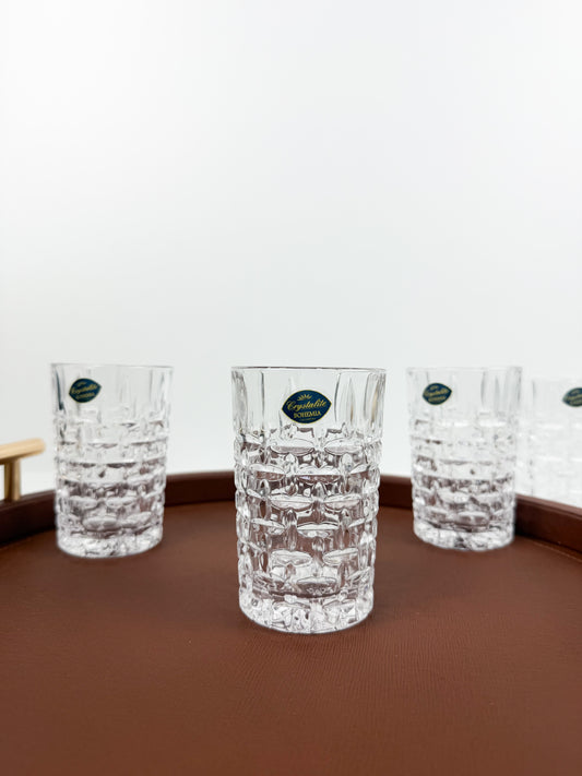 Service de six verres à thé transparents en cristal ciselé à motifs géométriques en relief.
