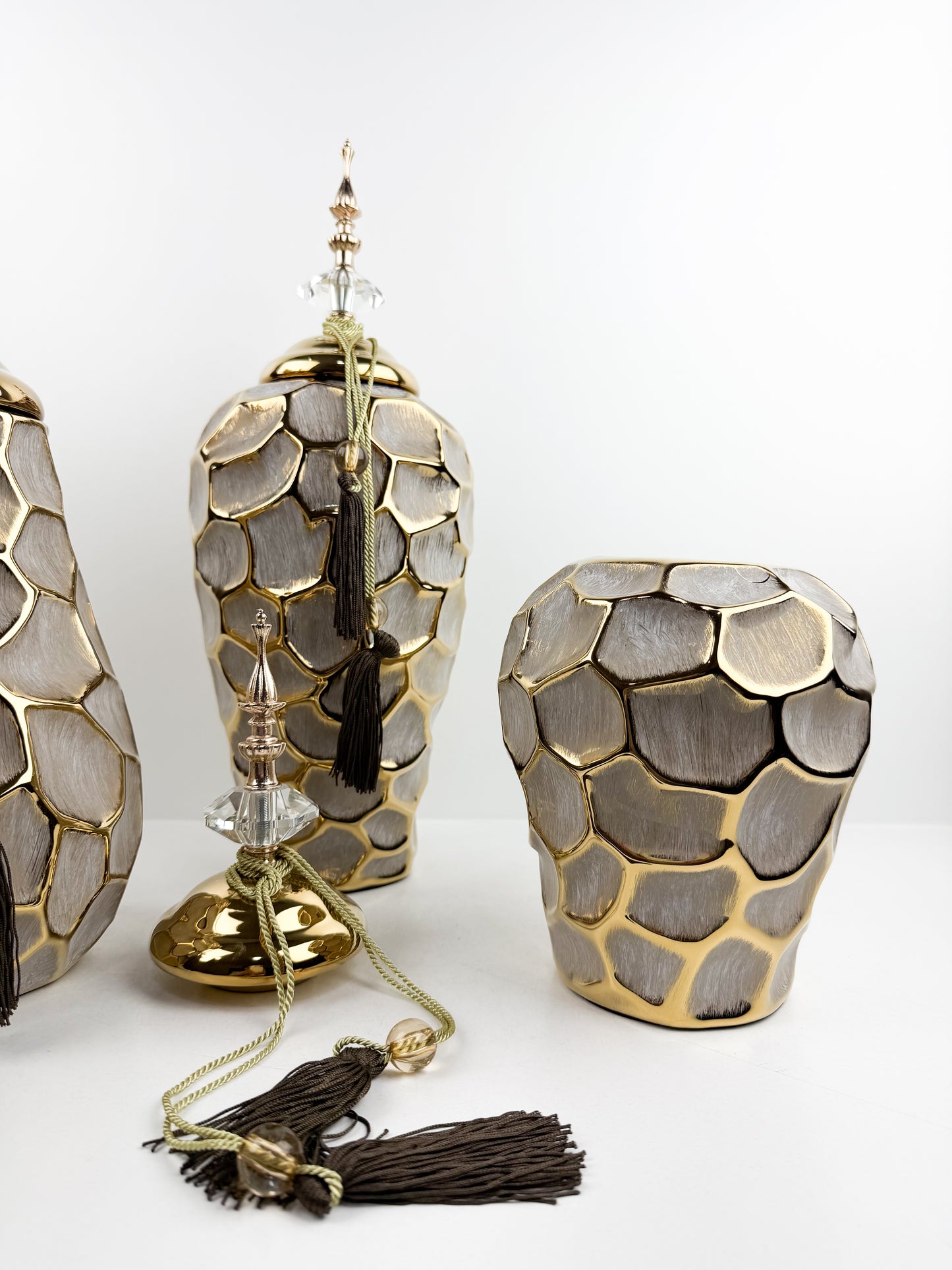 Trio de vases en céramique au design épuré et sophistiqué.