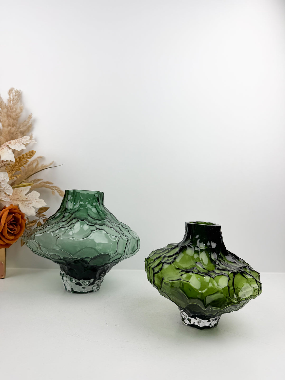 Duo de Vases Décoratifs sculpturale en Vert .