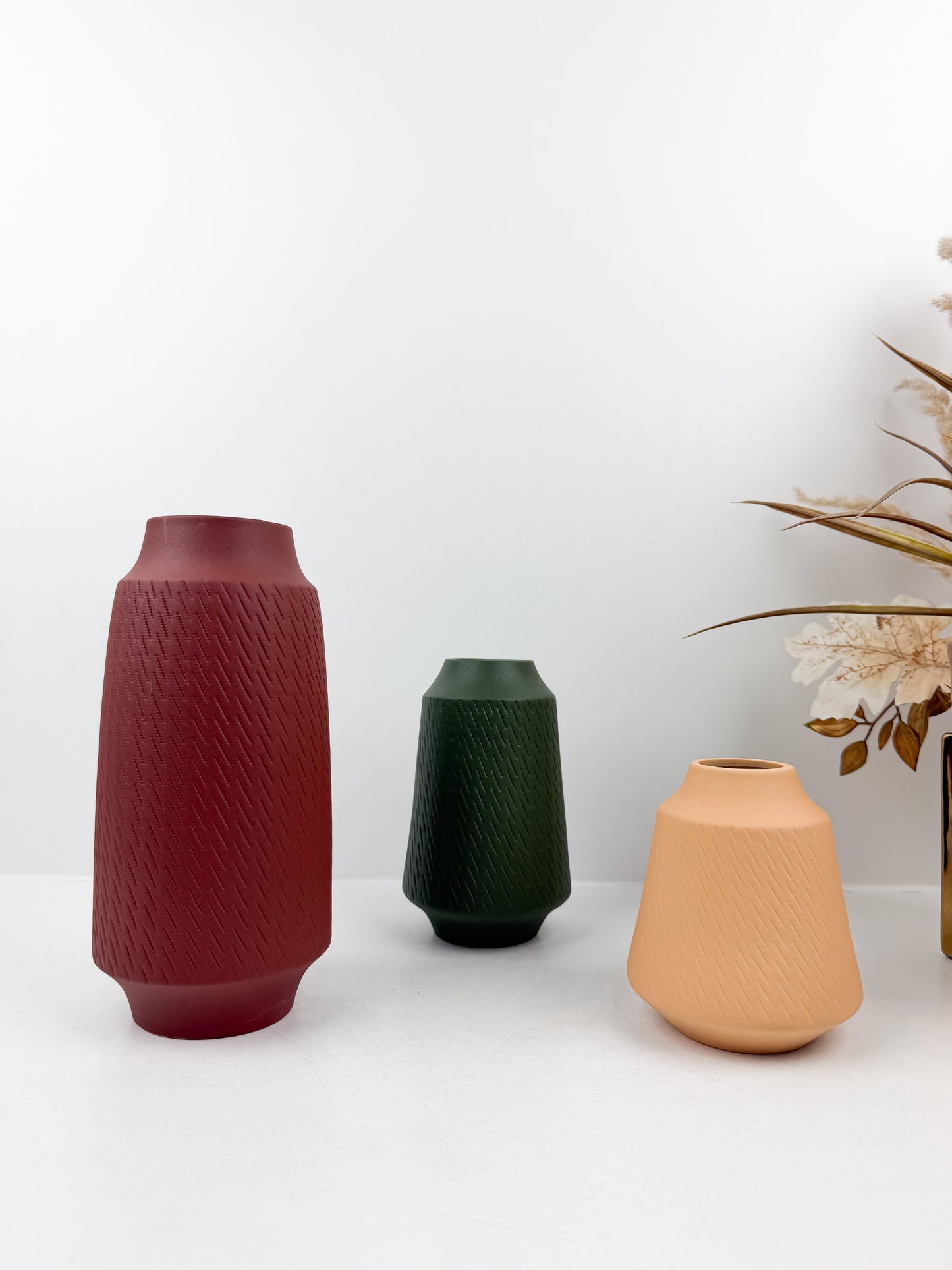 Ensemble de trois vases élégants en céramiques aux finitions mates très chic.
