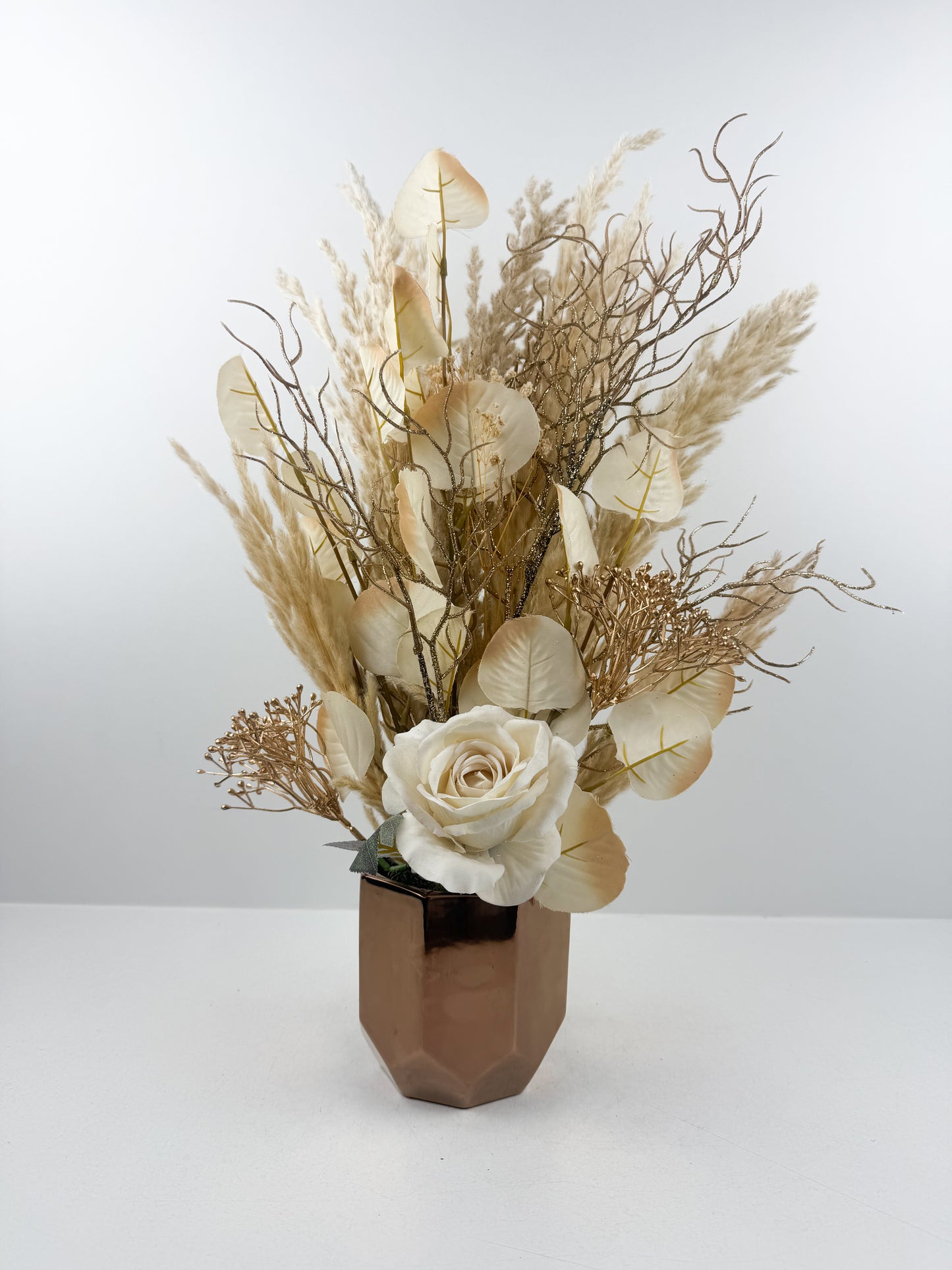 Fleurs séchées aux teintes beige et marron clair d'une élégance intemporelle