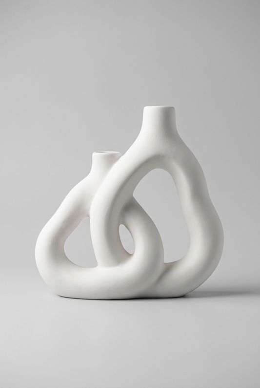 Vase blanc aux formes sculpturales et épurées pour un style moderne et raffiné.