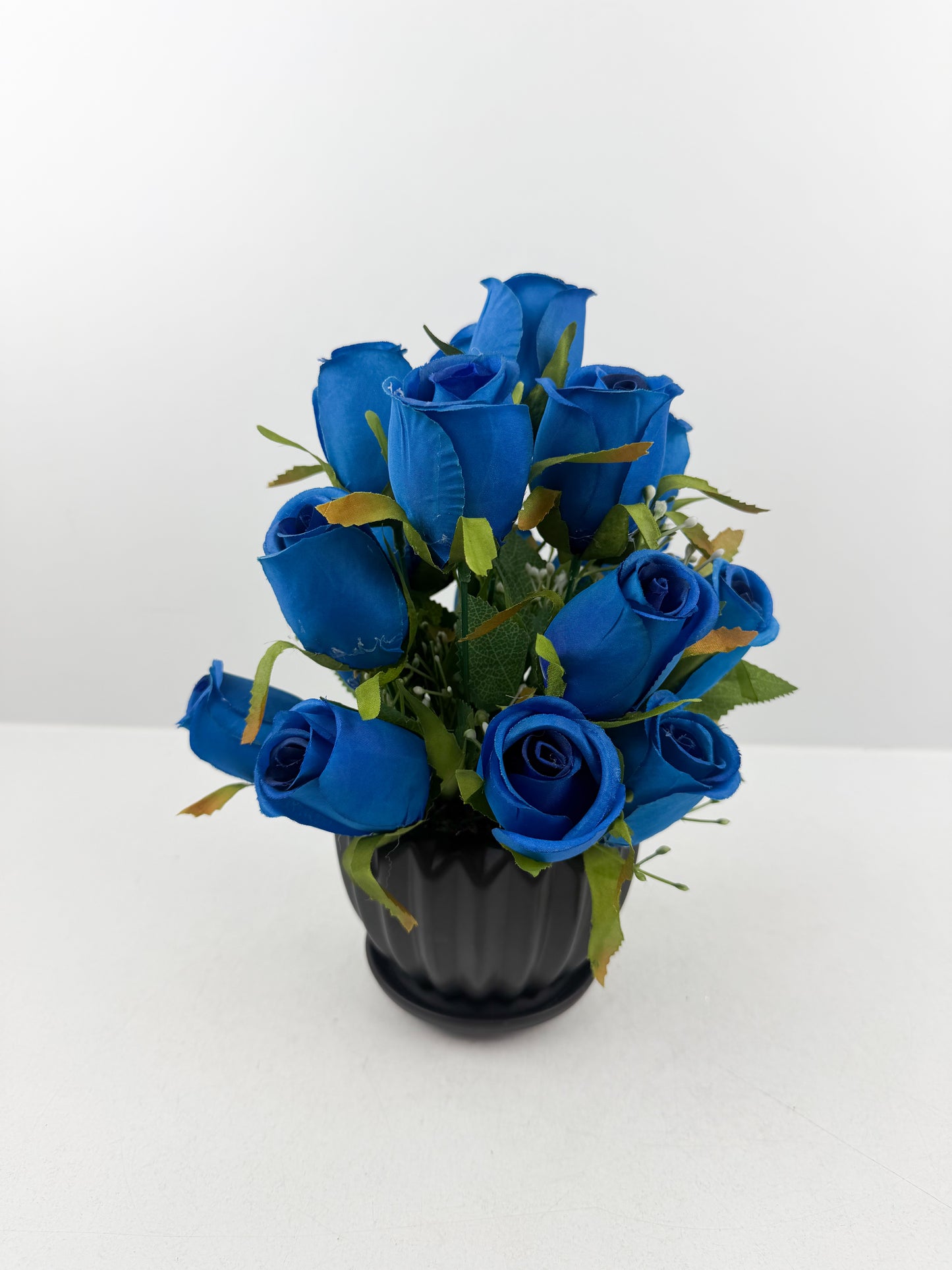 Fleurs artificielles bleu élégant pour vase en céramique noir haut de gamme