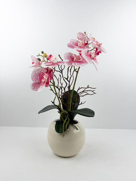 Fleurs artificielles roses de luxe dans un pot beige haut de gamme de forme ronde