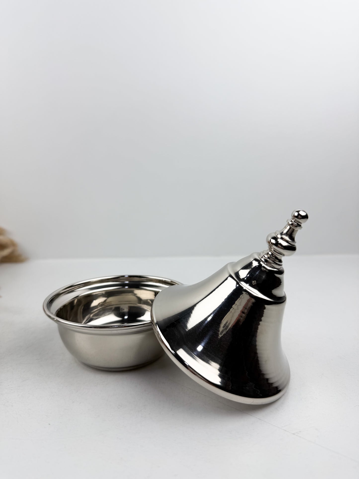 Petit tajine en argenté de tradition marocaine