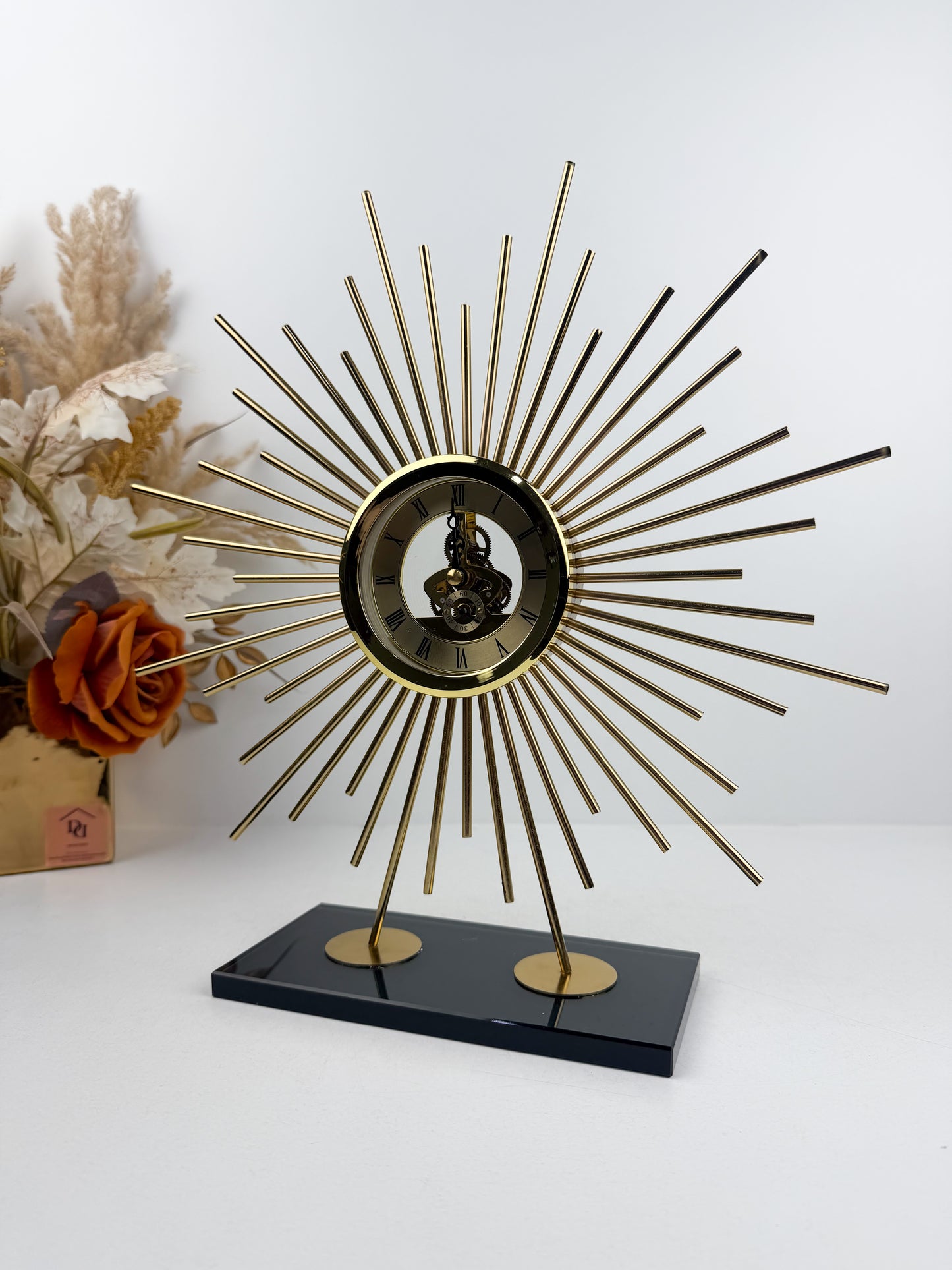 Horloge de décoration en métal  inspirée par les rayons du soleil.