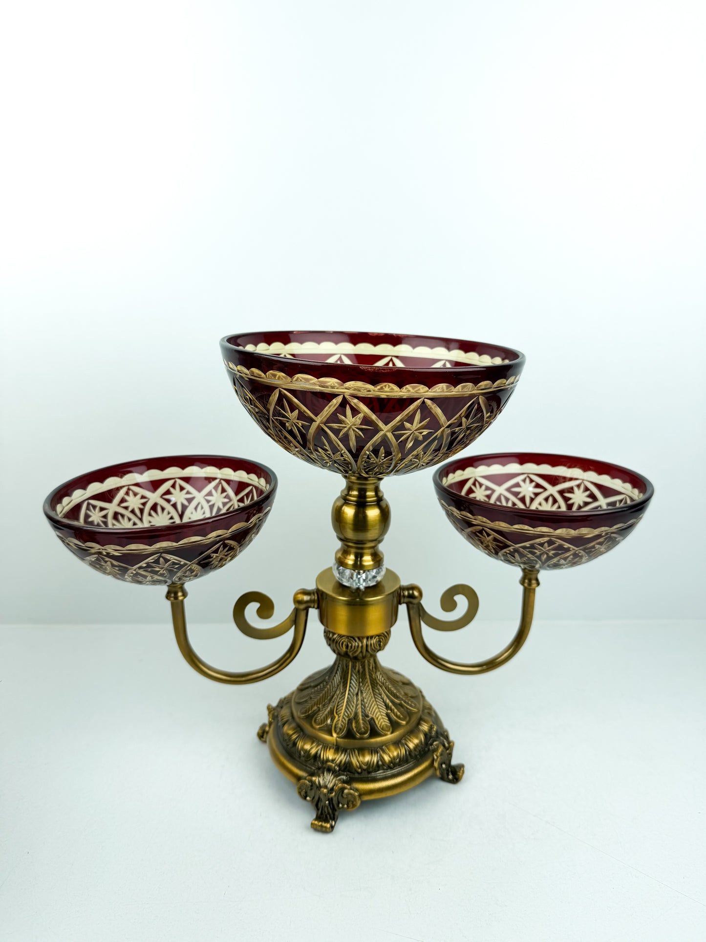 Présentoir royal rouge en métal et cristal, alliant élégance et luxe