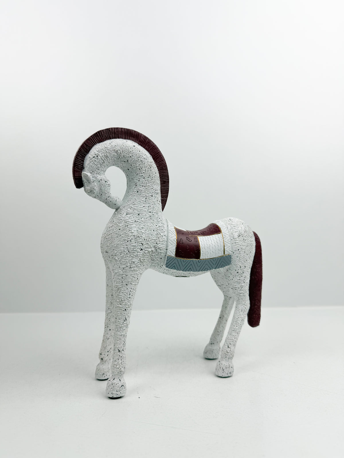 Statuette Décorative cheval en céramique élégante.