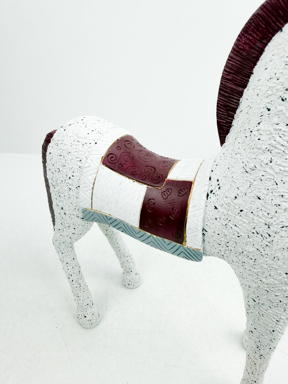 Statuette Décorative cheval en céramique élégante.