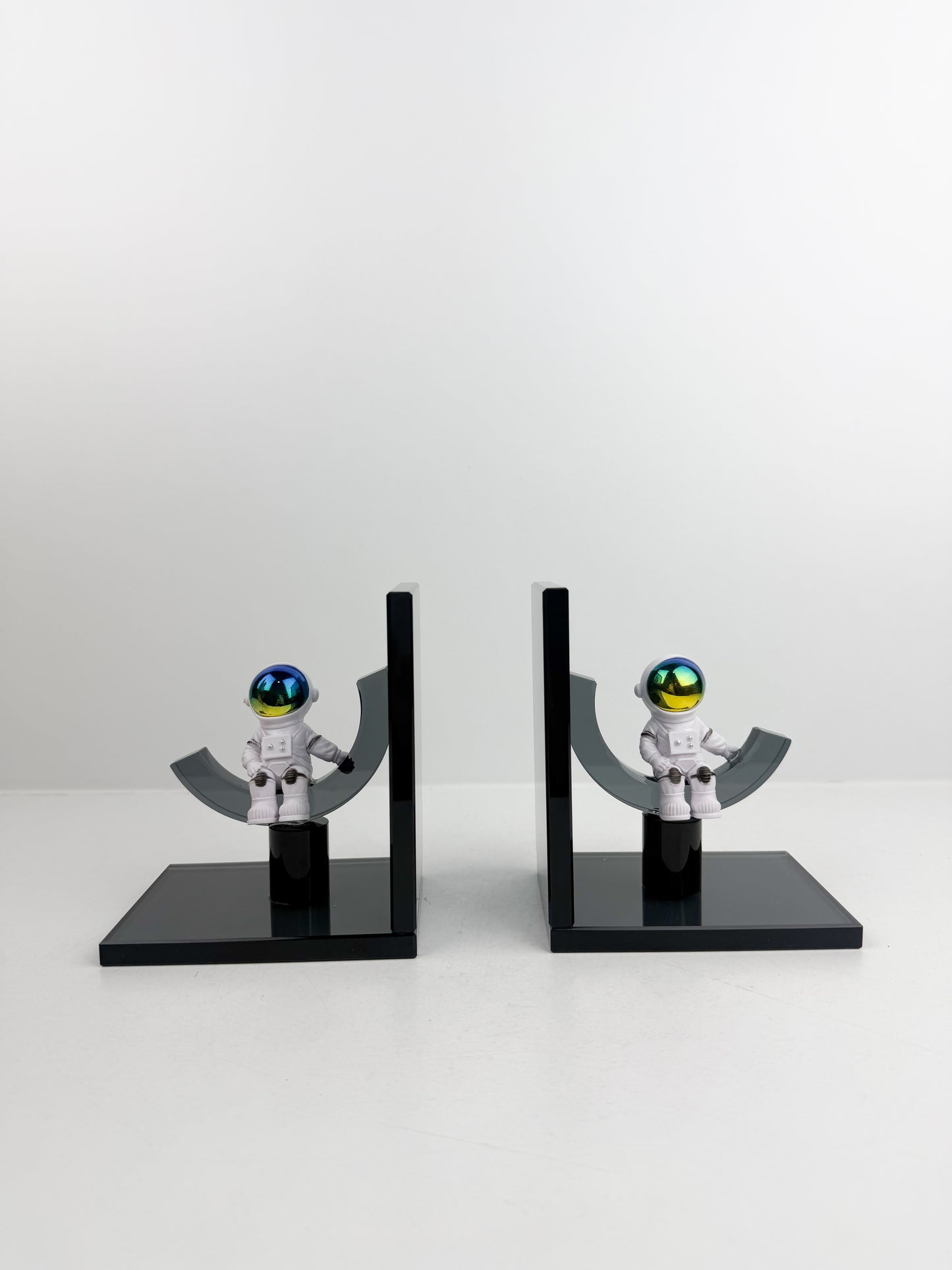 Paire de serre-livres décoratifs captivants présente un adorable astronaute blanc