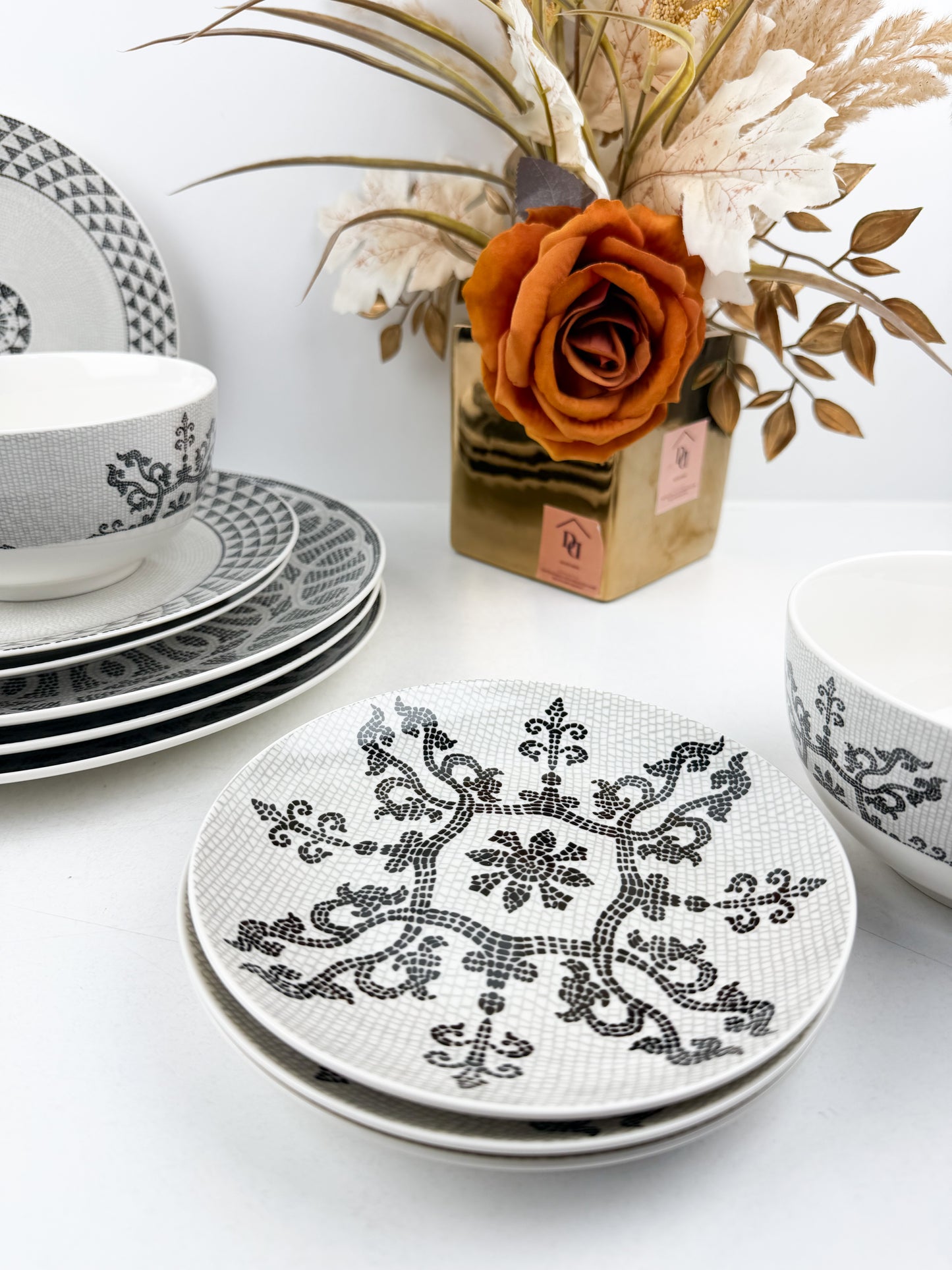 Service de table 24 pièces en porcelaine blanc et noir, alliant luxe et élégance