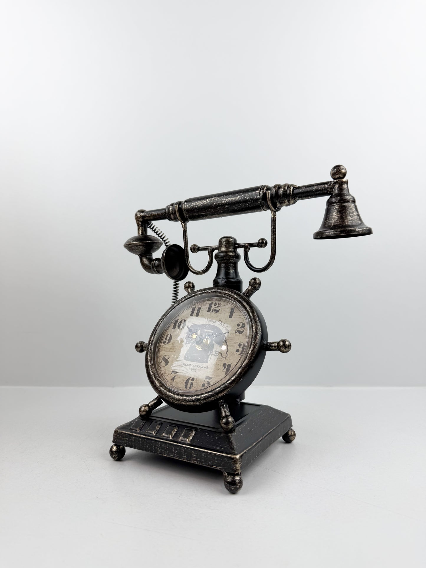 Horloge classique au design vintage intemporel.