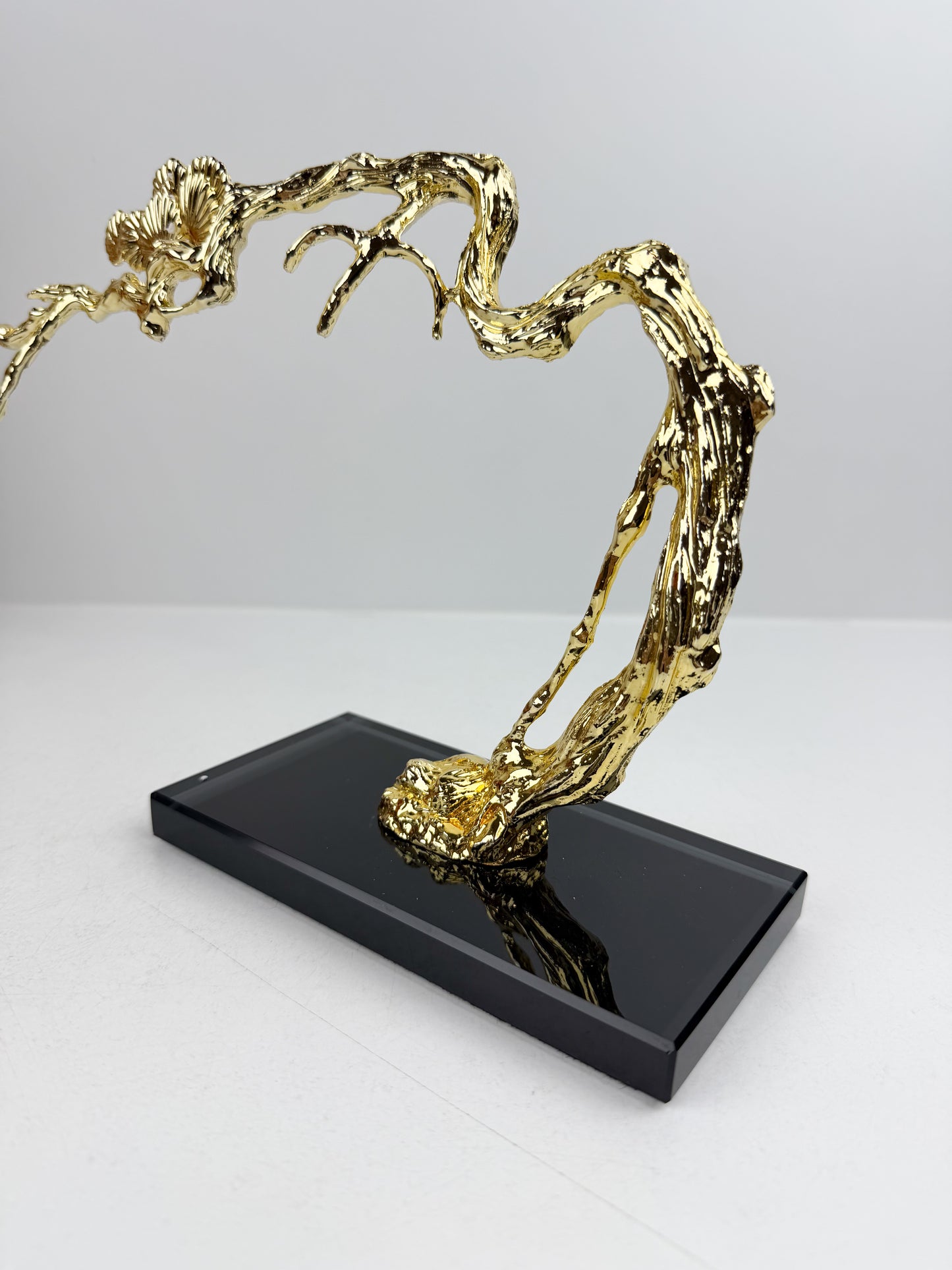 Décoration élégante en métal doré sur un socle noir sophistiqué