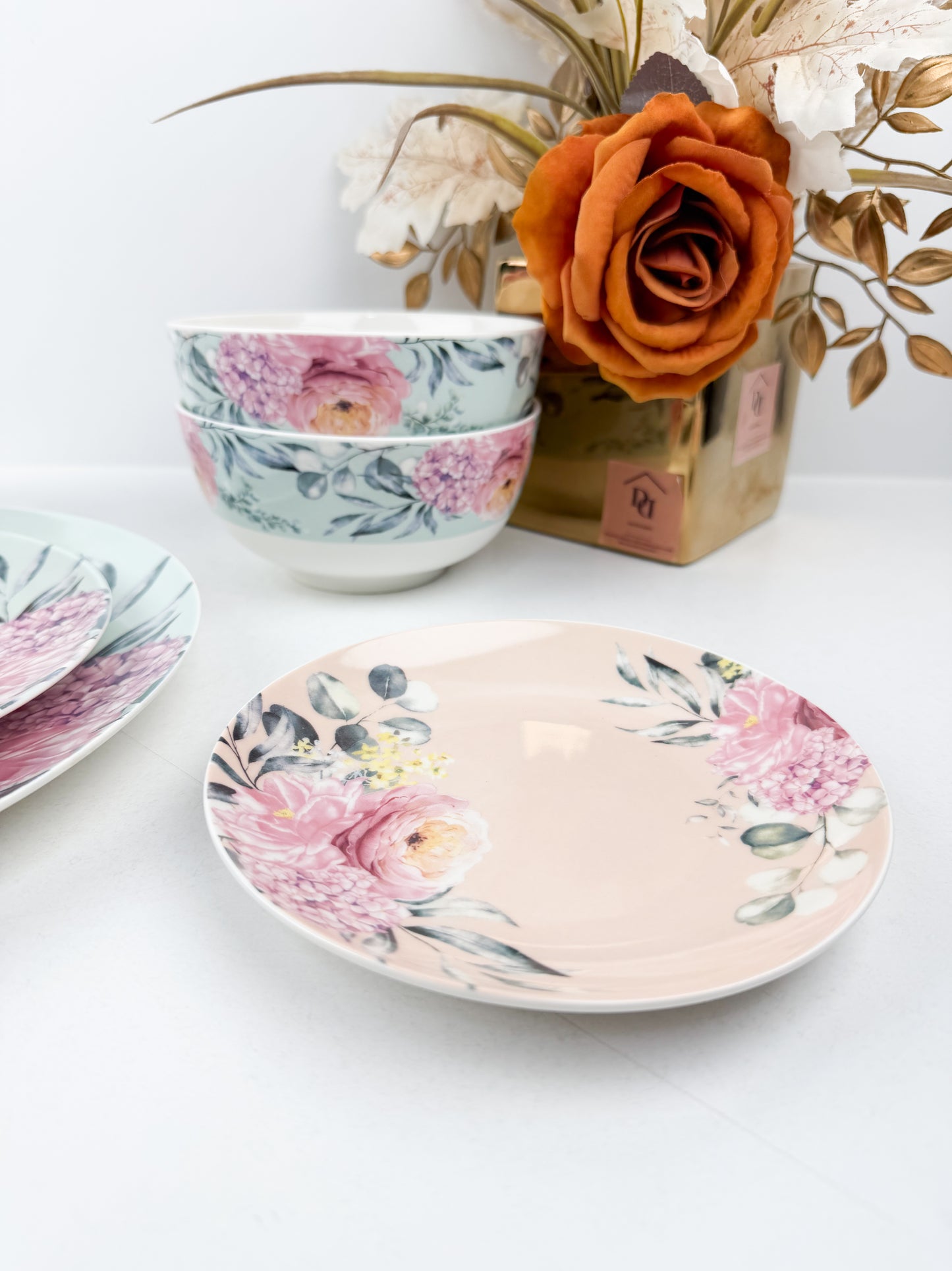 Service de table 24 pièces en porcelaine fine, alliant luxe et élégance pour vos moments privilégiés.