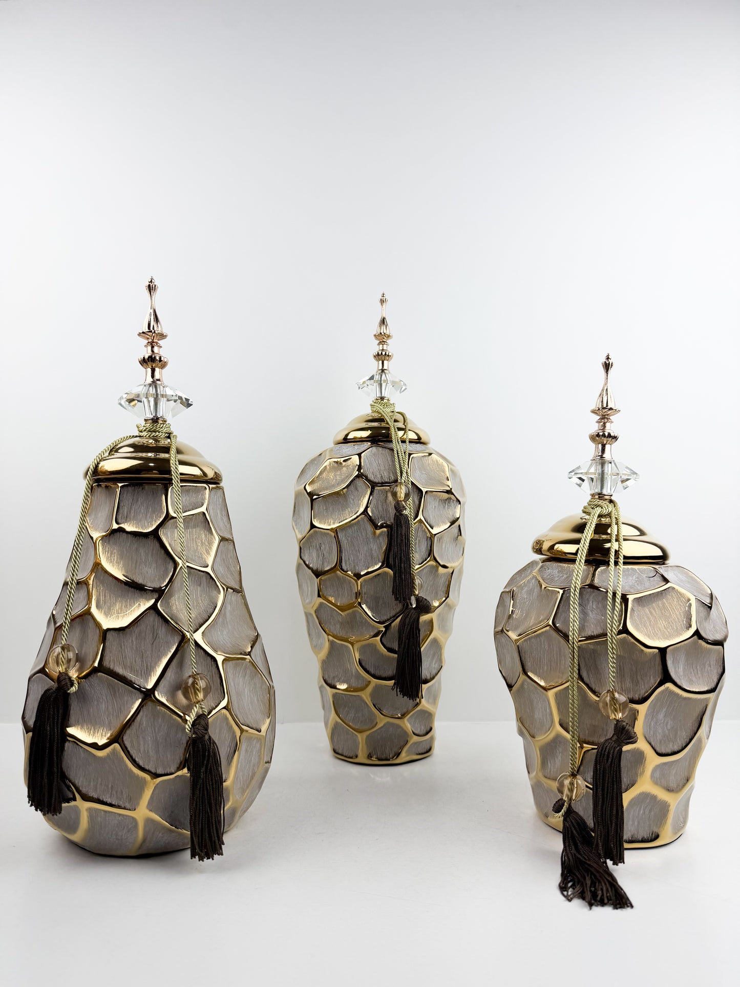 Trio de vases en céramique au design épuré et sophistiqué.