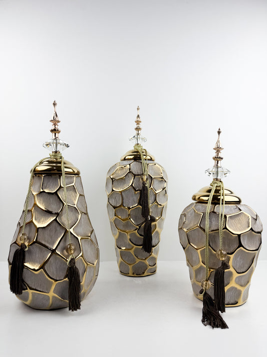 Trio de vases en céramique au design épuré et sophistiqué.