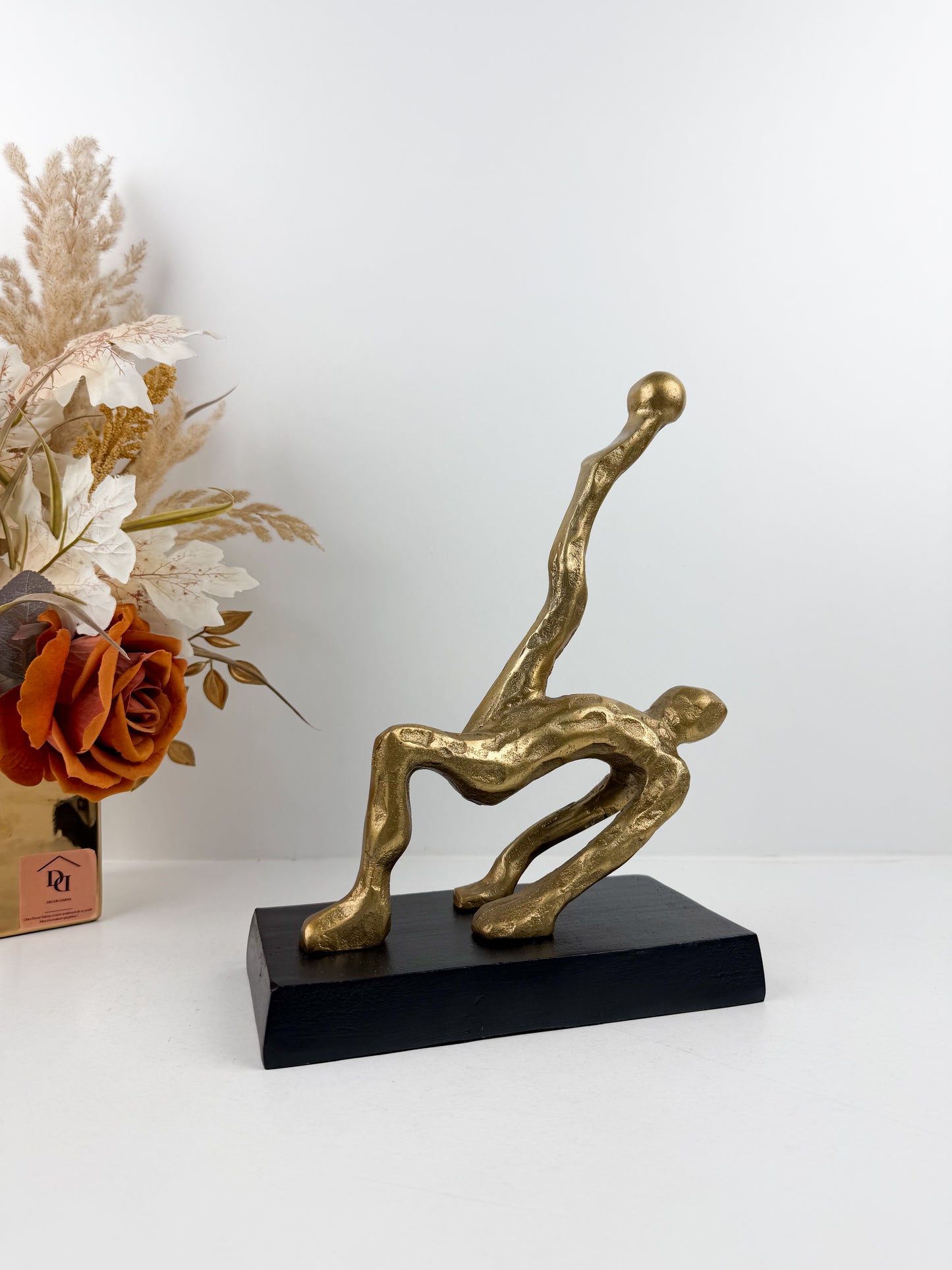 Figurine de gymnastique capturant l'essence du mouvement et de l'équilibre.