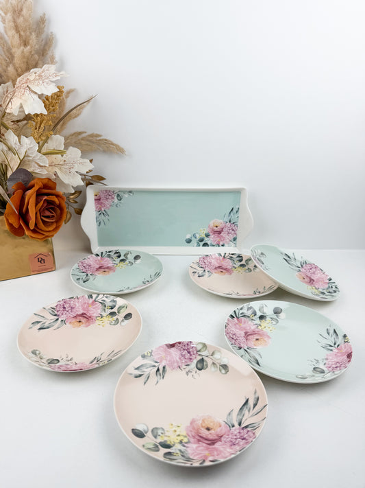Grande assiette de service accompagnée de six assiettes assorties aux motifs floraux