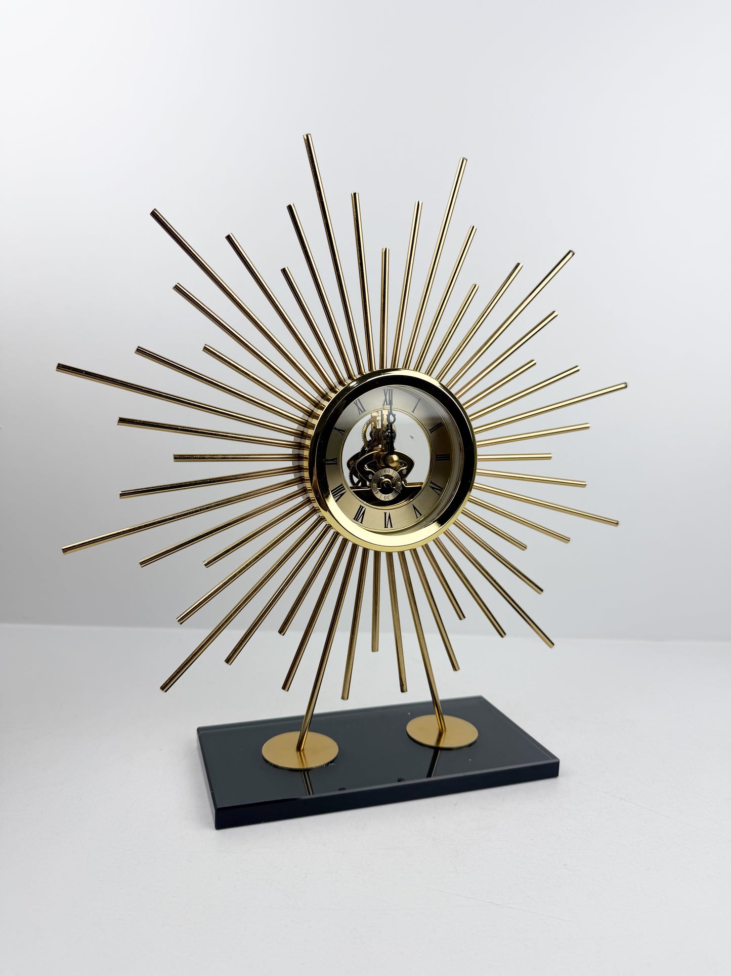 Horloge de décoration en métal  inspirée par les rayons du soleil.