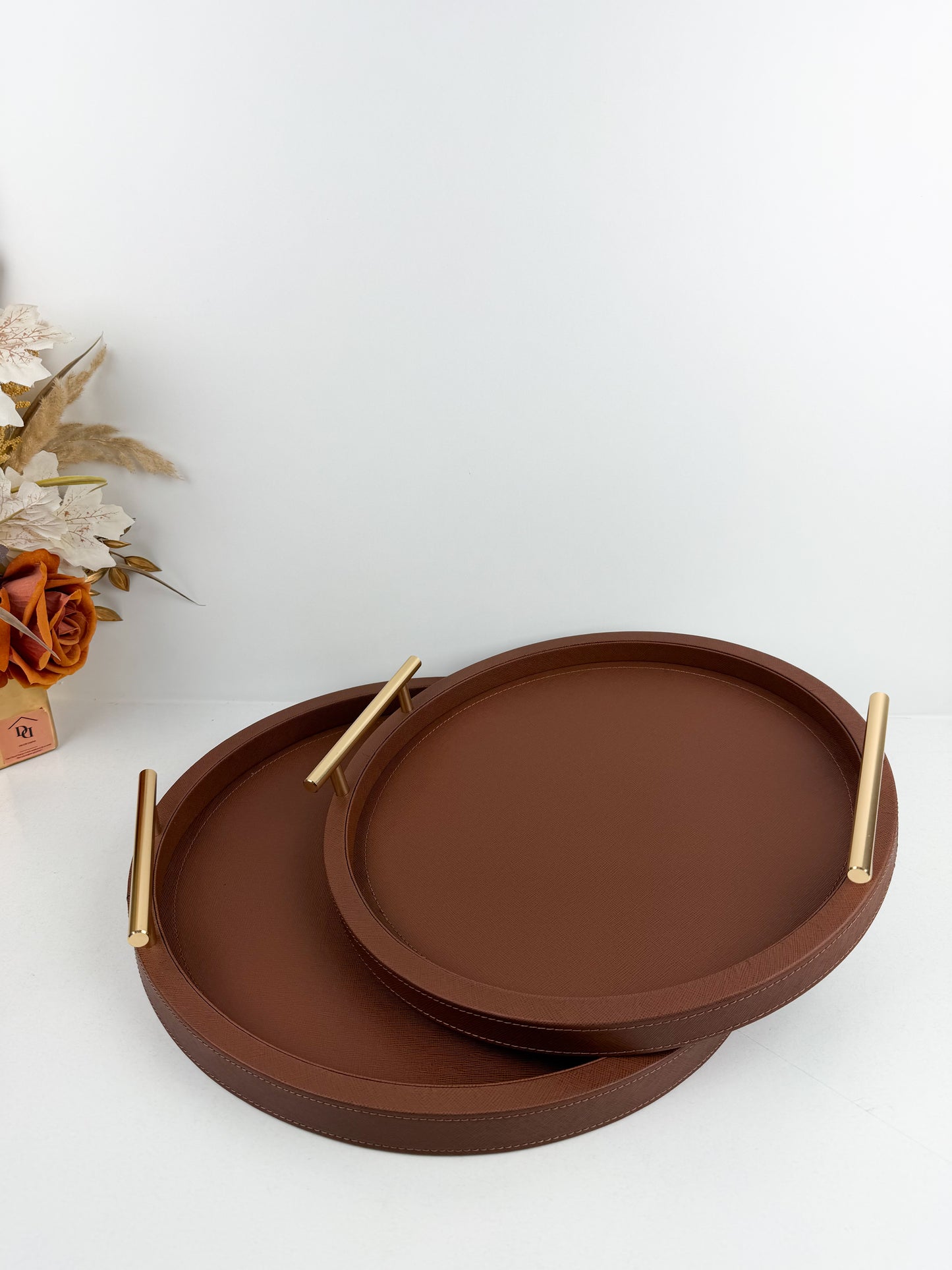 Ensemble de plateaux ronds avec poignées en cuir texturé marron