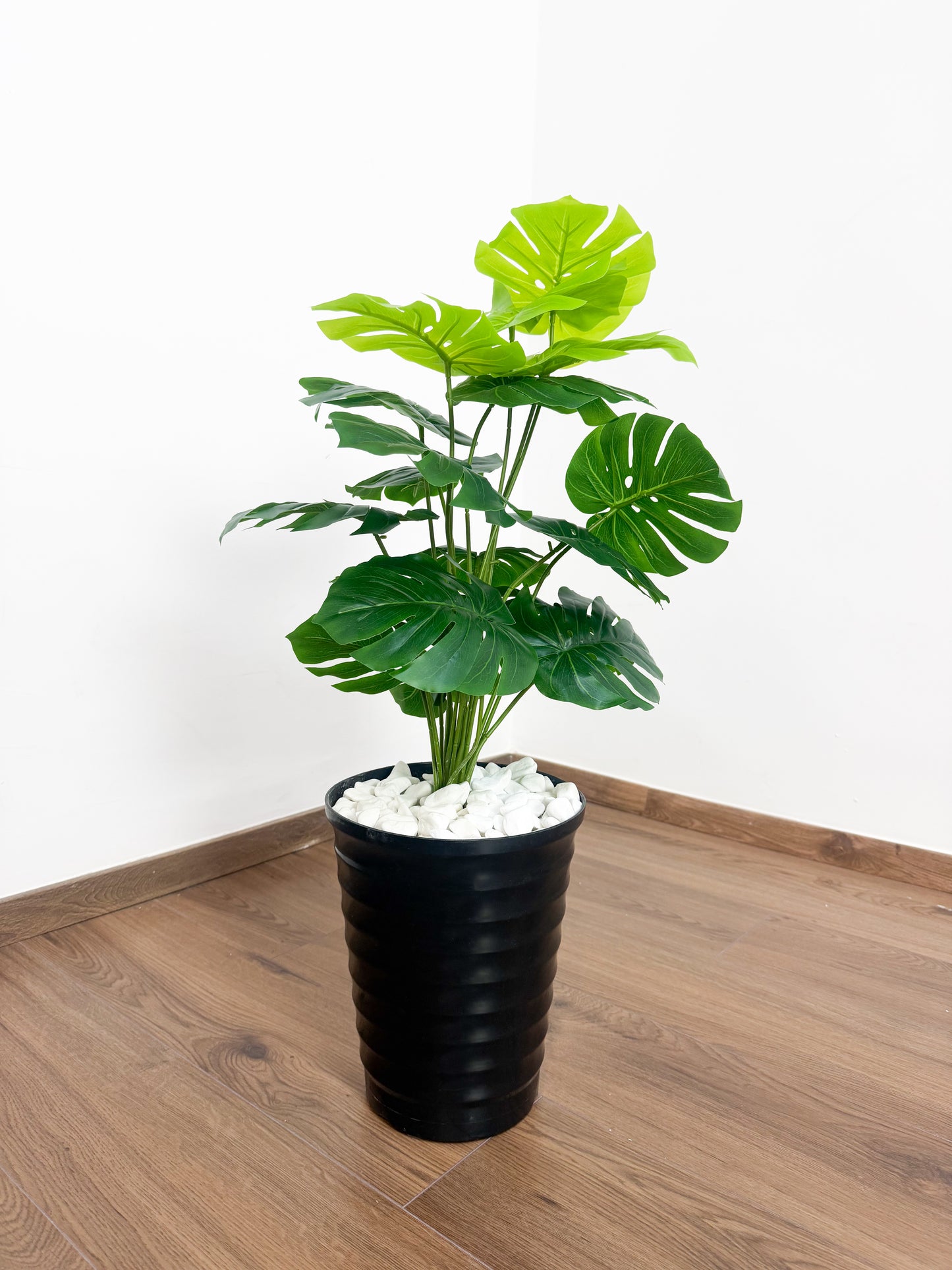 Grand arbre artificiel parfait pour apporter une touche de verdure à votre intérieur.