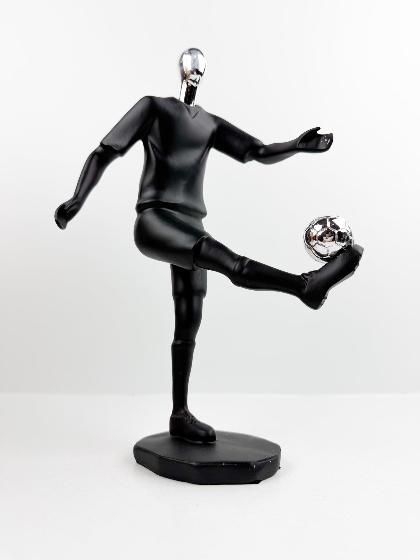 Figurine décorative en résine représentant un footballeur en pleine action