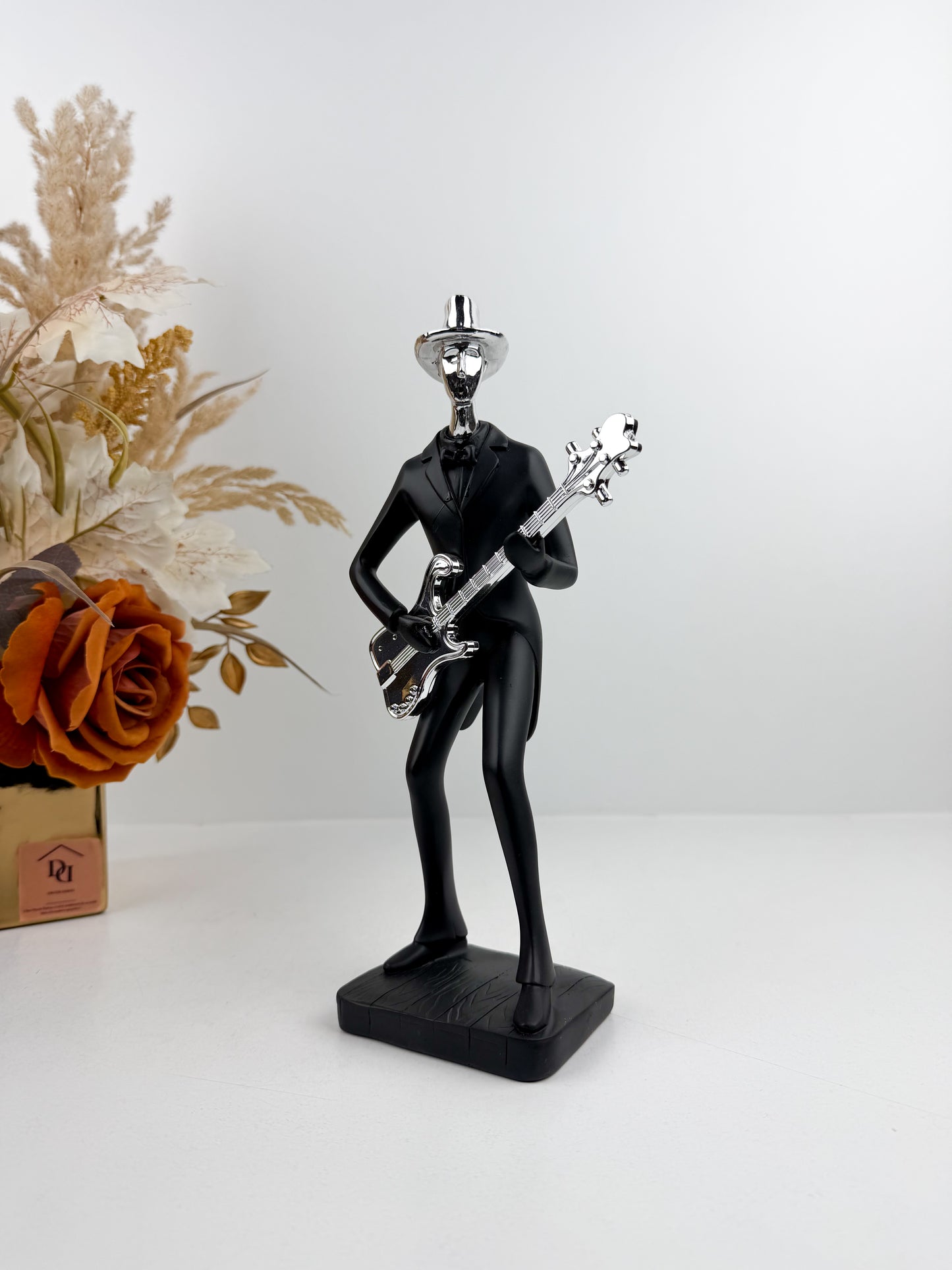 Figurine représentant un guitariste en pleine performance