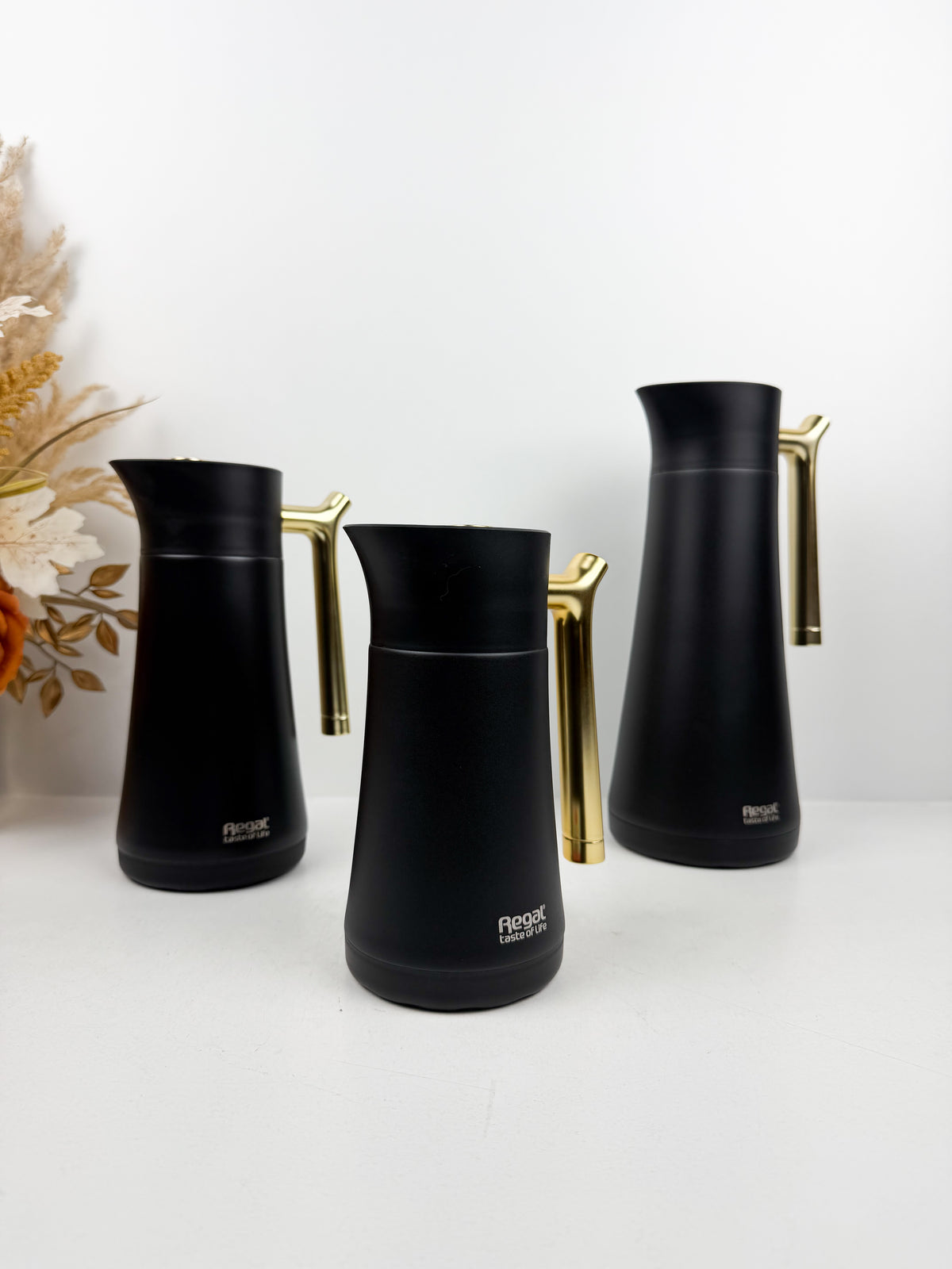 Ensemble de trois thermos en acier inoxydable noirs mats.