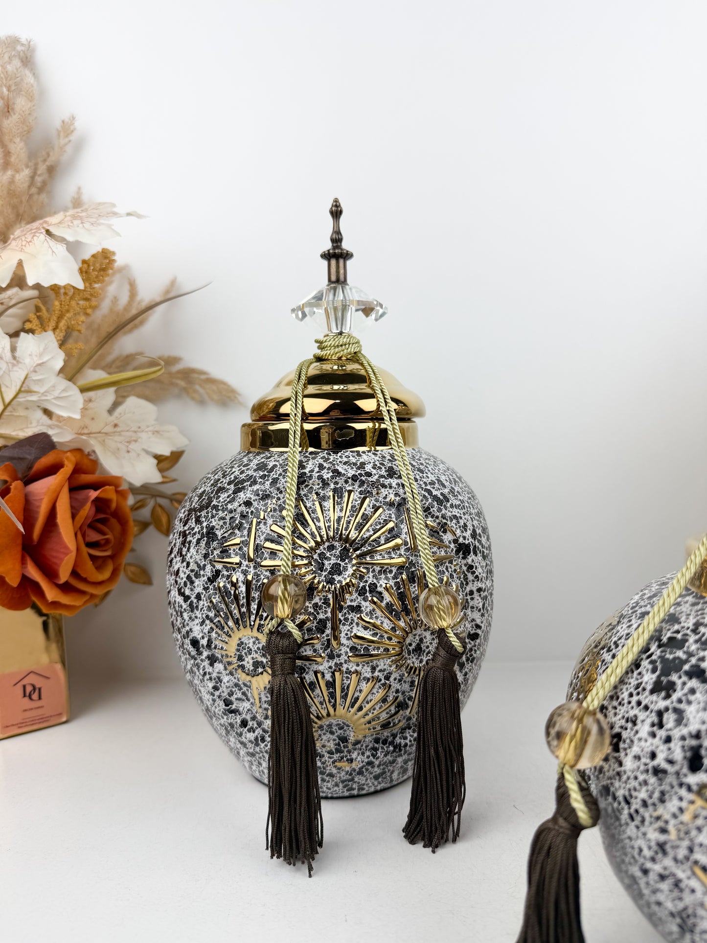 Trio de vases décoratives en céramique au design épuré traditionnelle aux motifs doré