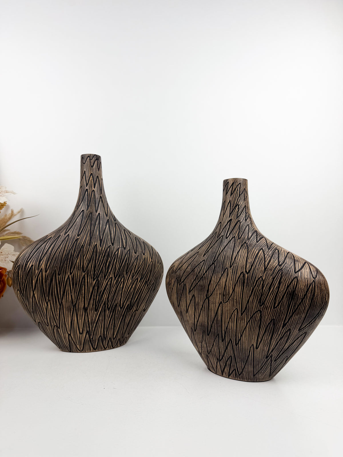 Duo de vases décoratifs en résine Sculptée.