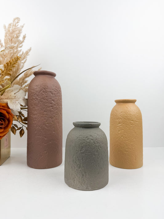 Ensemble de trois vases aux couleurs éclatantes de design épuré et élégant.