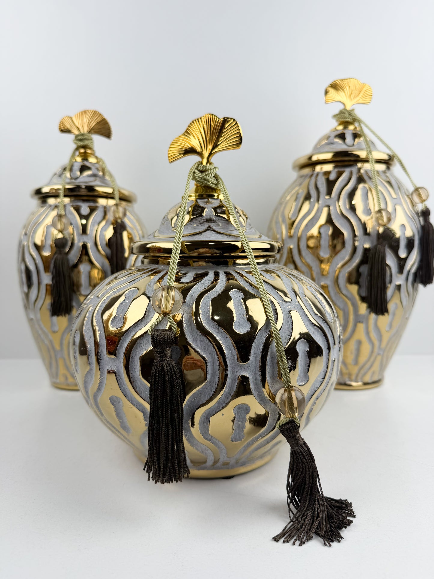 Trio de vases en céramique royale aux motifs floraux dorés