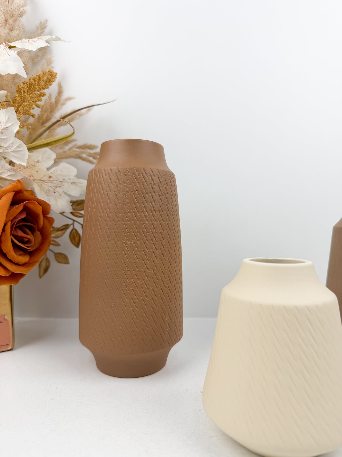 Ensemble de trois vases élégants en céramiques aux finitions mates très chic.
