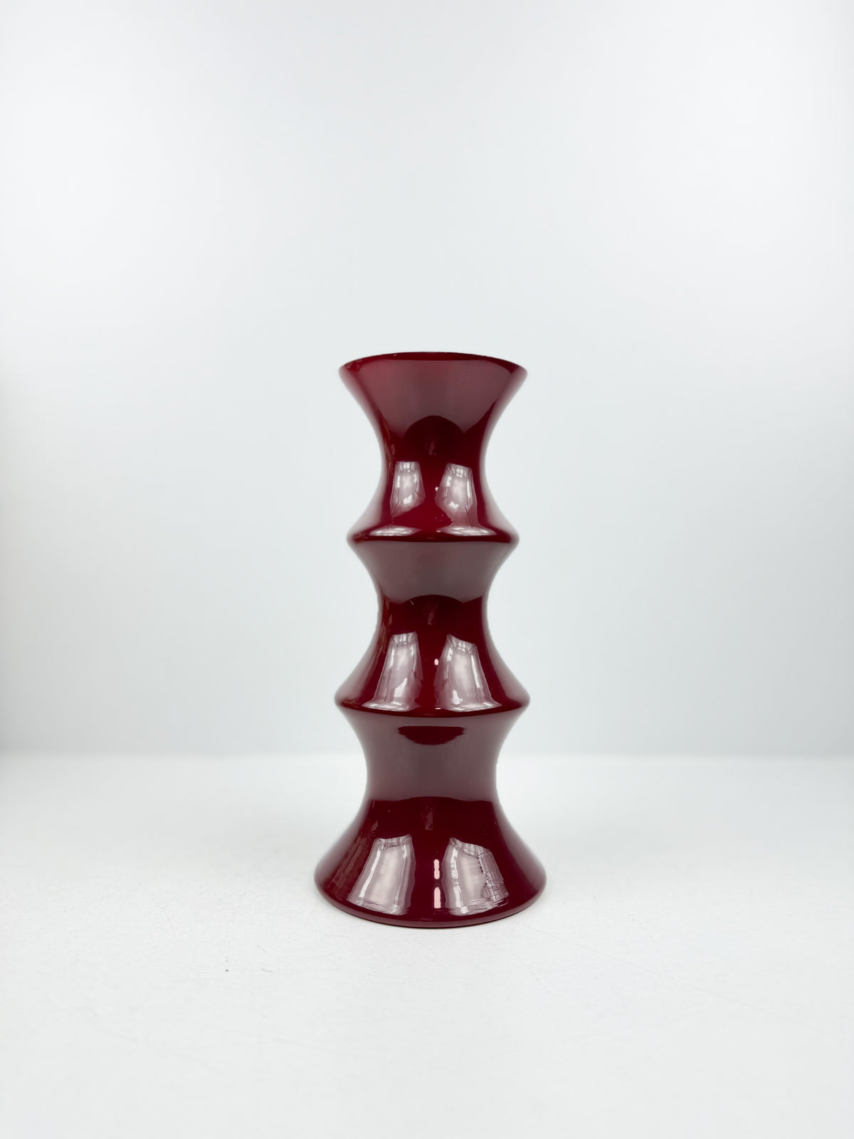 Vase sculptural rouge.