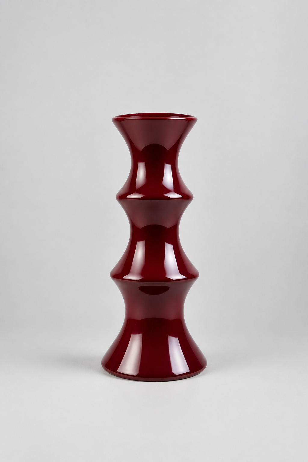 Vase sculptural rouge.