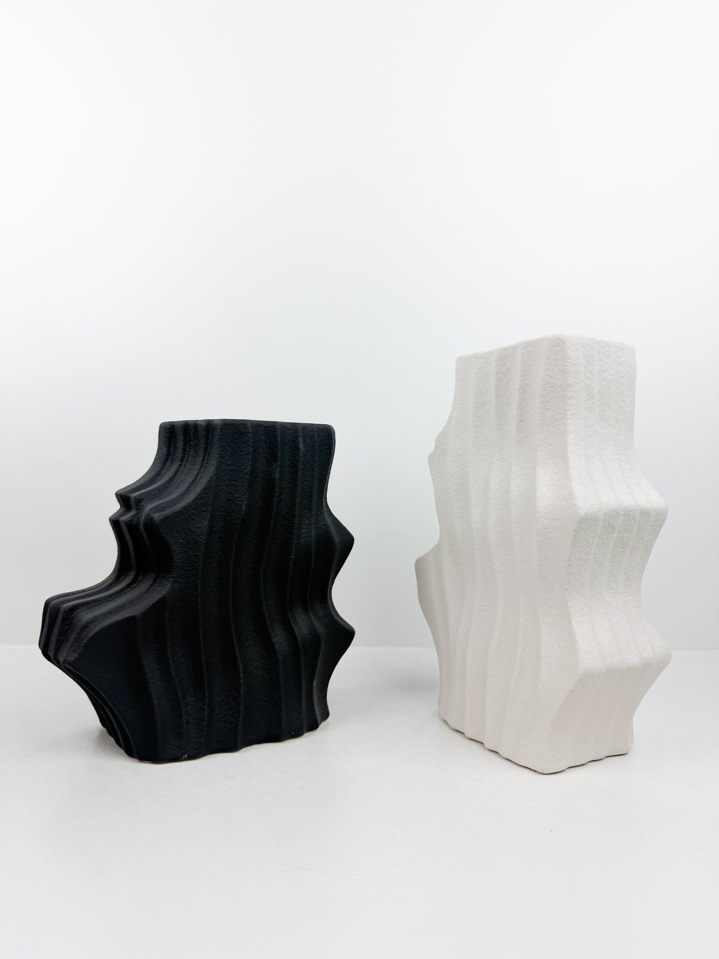 Duo de vases sculptural en céramique alliant élégance et luxe