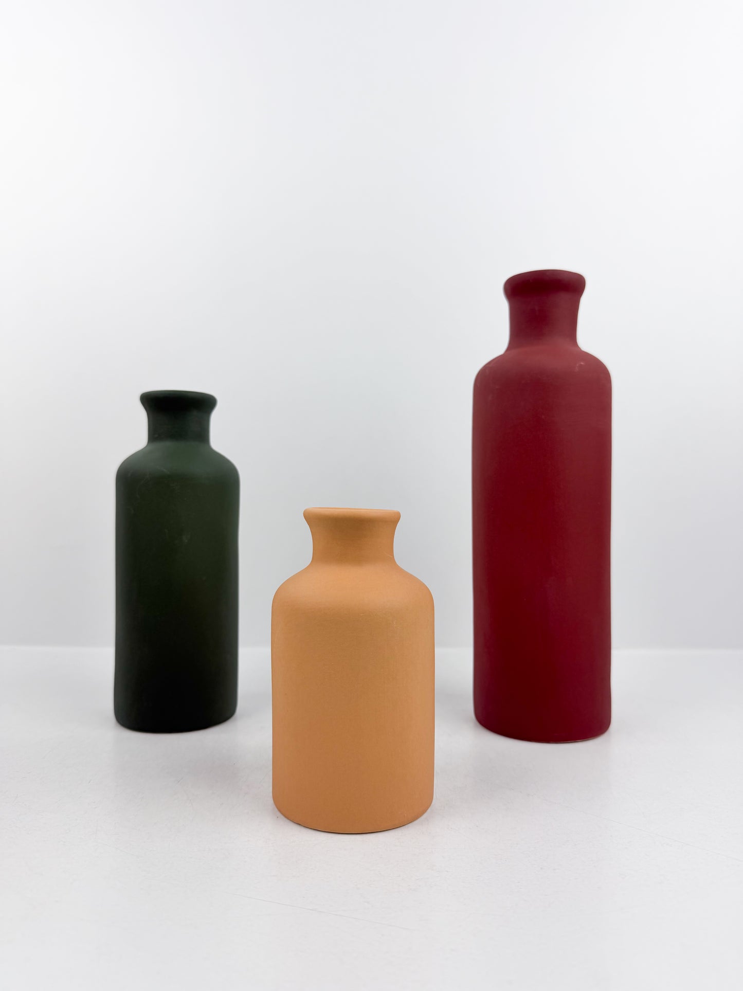 Trio de vases aux finitions mates et coloris variés