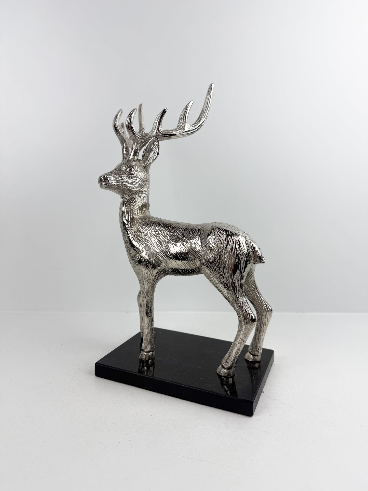 Figurine de gazelle argentée en métal, élégante et raffinée.