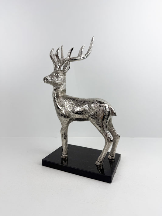 Figurine de gazelle argentée en métal, élégante et raffinée.