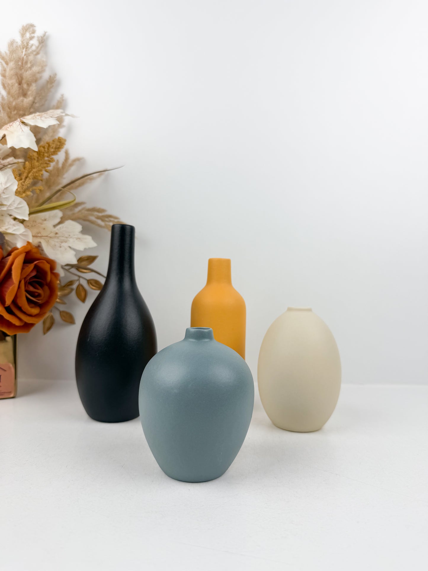 Ensemble de quatre mini vases aux formes et couleurs variées