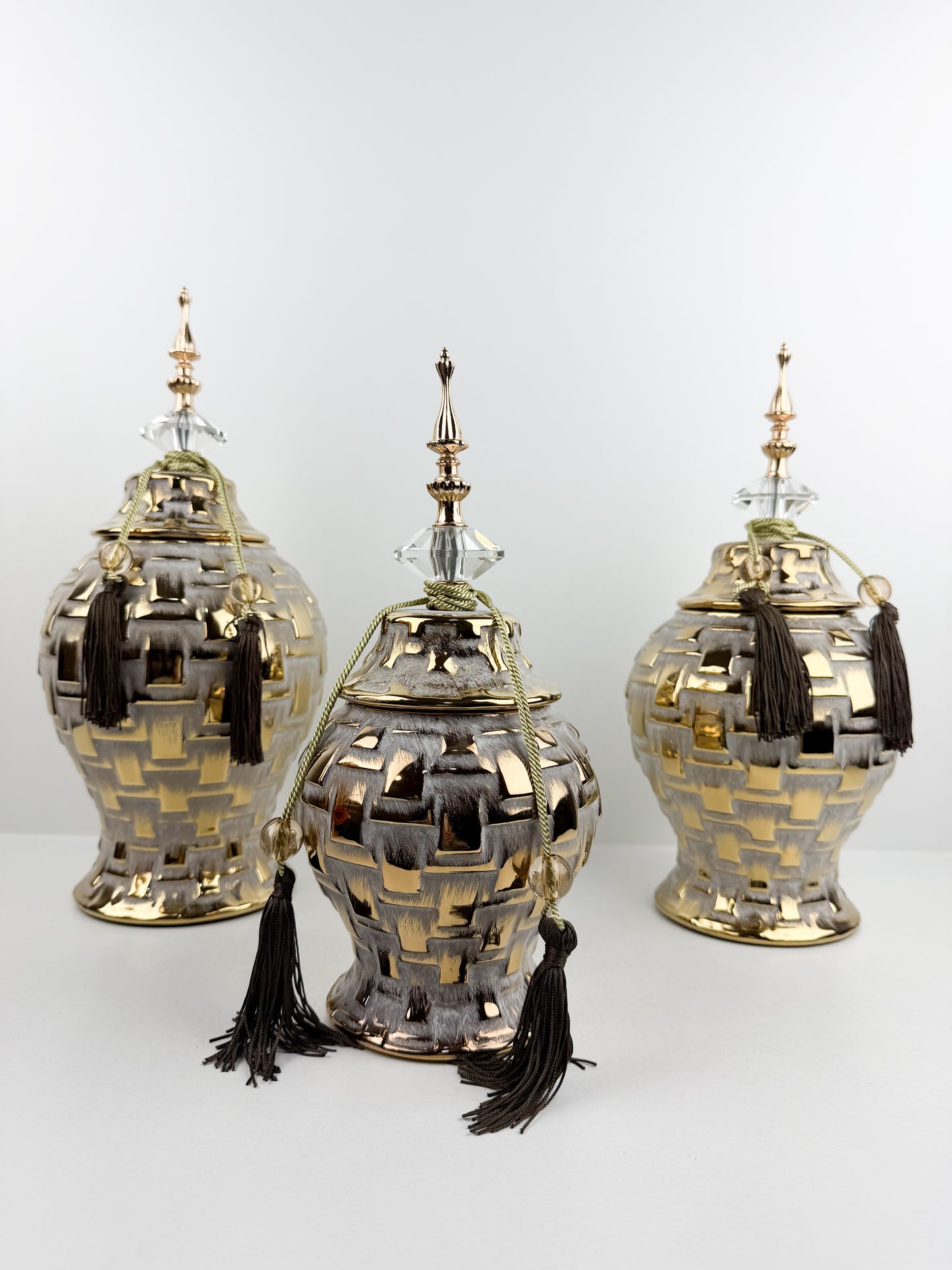 Trio de vases aux lignes épurées et design carré incarnant l'élégance traditionnelle