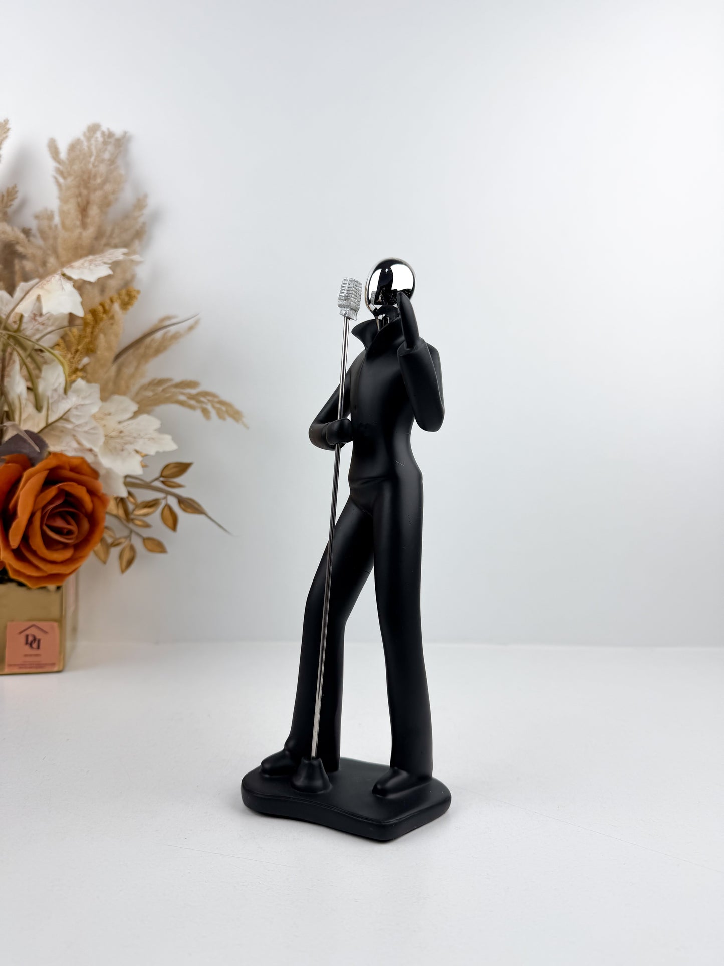 Statuette décorative moderne représentant un chanteur