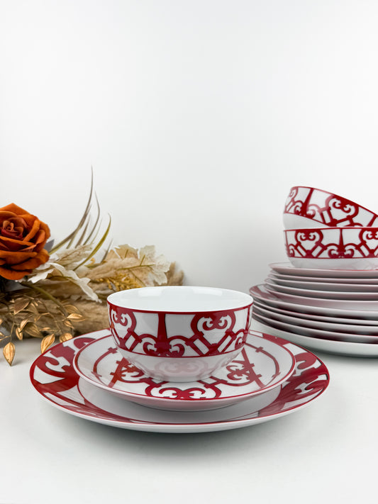 Service de porcelaine signée Hermès rouge 18 pièces