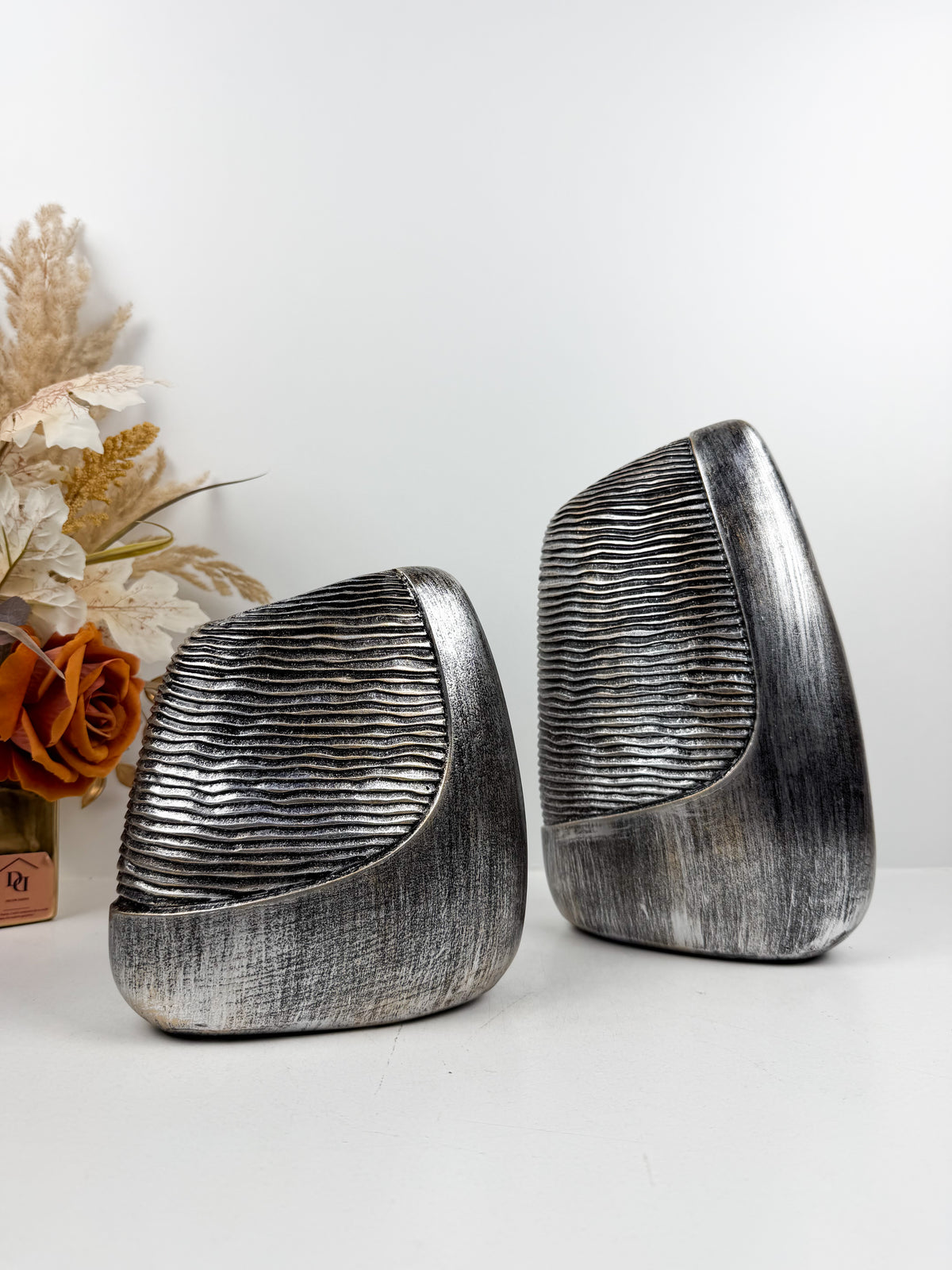 Vases décoratifs en résine aux finition texturée.