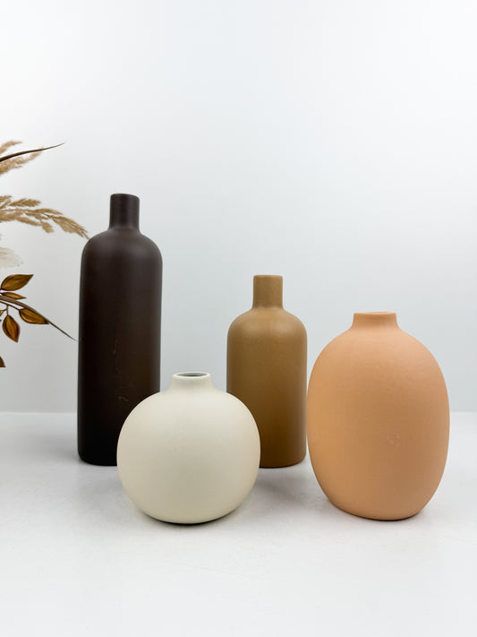Ensemble de quatre mini vases aux formes et couleurs variées