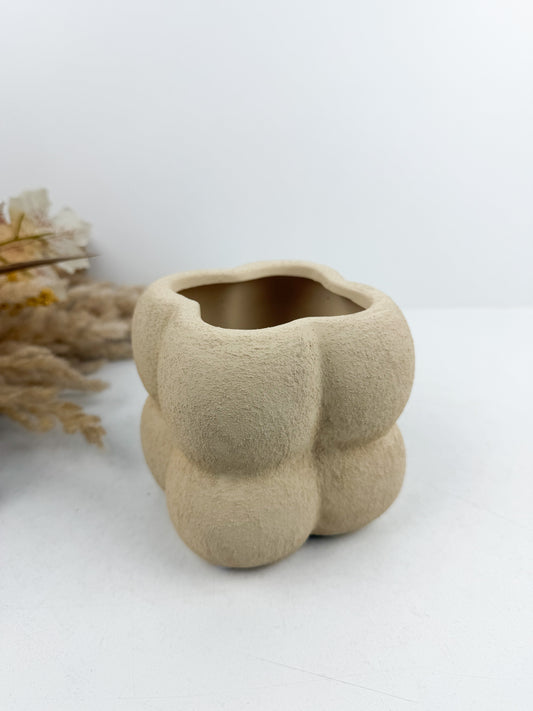Vase en céramique beige aux finitions texturées et bulles délicates
