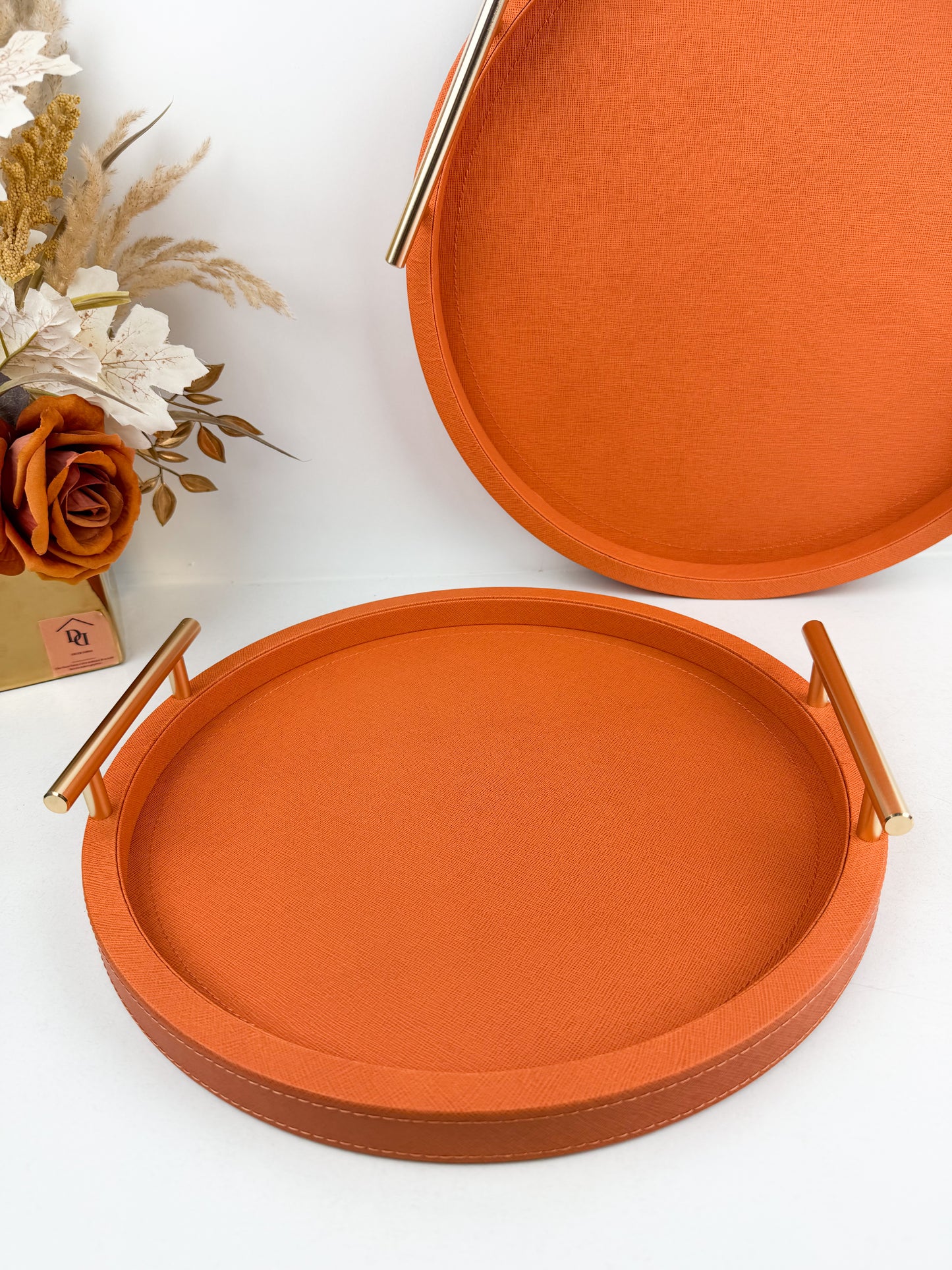 Ensemble de plateaux en cuir avec poignées en métal texturé orange