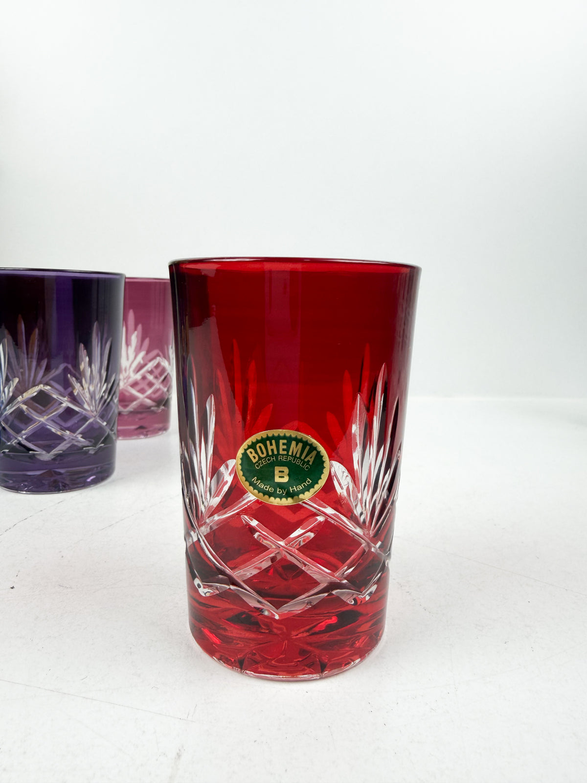 Ensemble de six verres à thé traditionnels en cristal de couleurs variées.